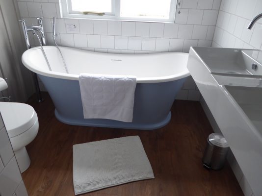 HollyTreeHouseBathroom